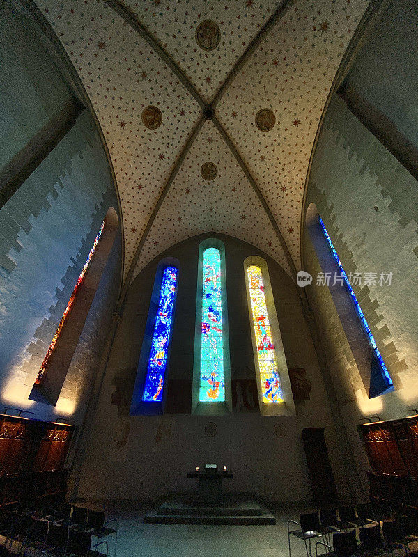 the choir of the abbey of the fraumünster church in zürich, switzerland has five large stained glass windows created by marc chagall and depict important biblical tales.